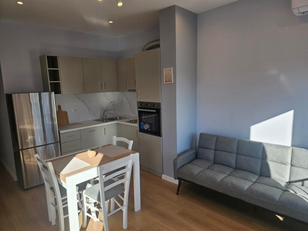 Jepet me qira apartament 1+1 në Rrugën Karl Gega, me sipërfaqe 57 m², i pozicionuar në katin e 7-të të një pallati me ashensor.