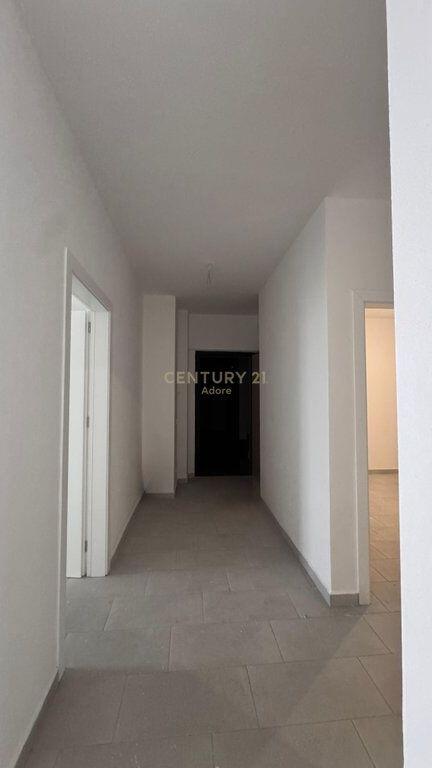 Shitet apartament 3+1+2 + post parkimi te perfshire ne cmim tek Mine Peza!