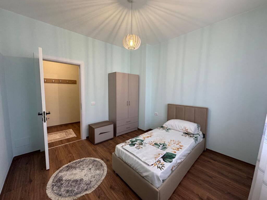📢 Appartamento in affitto a Paskuqan  • 🏠 Tipo: 2+1  • 📍 Zona: Paskuqan  • 🏢 Piano: 5 (palazzo nuovo con ascensore)  • 💶 Prezzo: 550 € / mese  ✅ Appartamento nuovo, in palazzo moderno con ascensore, adatto a famiglie che cercano comfort e spazio.