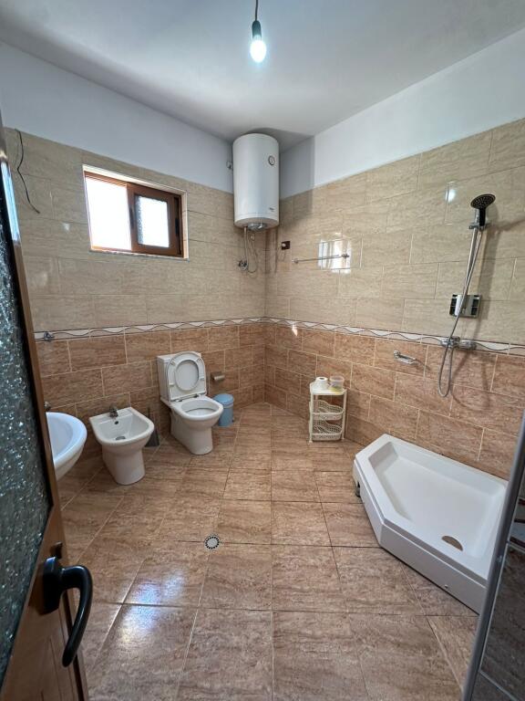 Jepet me qira kati i dytë i një vile Zona: Porcelani