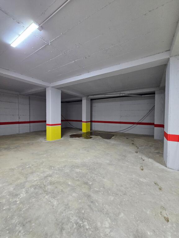 Hapësirë Komerciale me Qira – Bathore , Kamëz