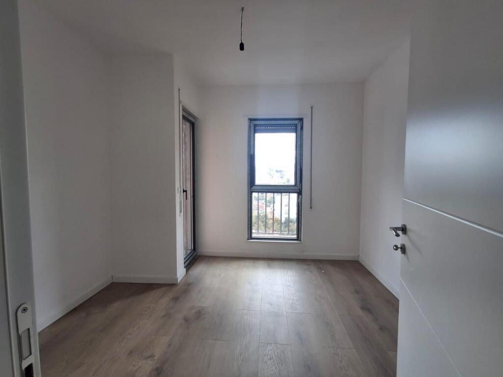Apartament 3+1 me verandë në shitje – Rruga Qemal Stafa