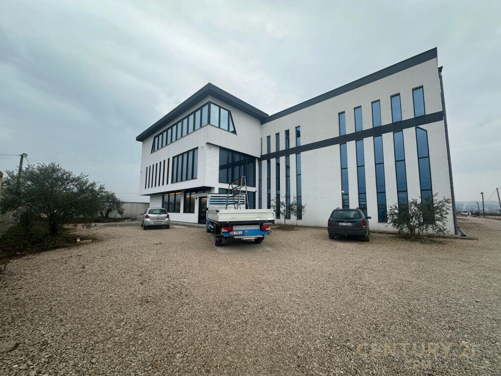 Kapanon me Qira në Fushë-Krujë – 700m² + Zyra &amp; Apartament Opsional 1,800 € /Muaj