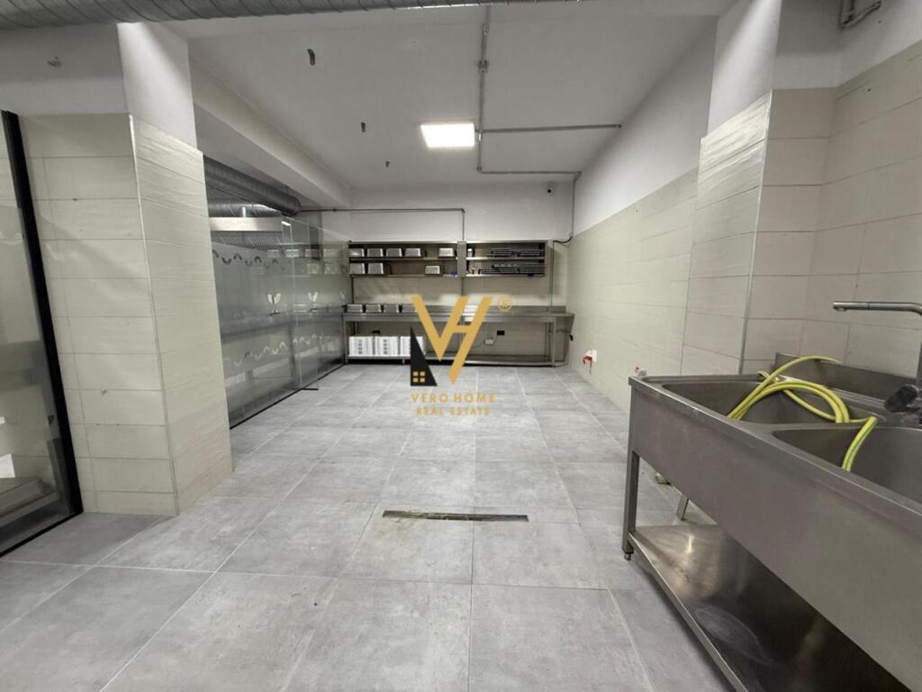 JEPET MAGAZINE 1.200 M2 TE KTHESA E KAMZES 8.000 EURO