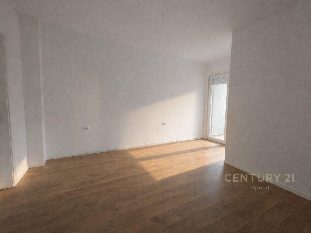 PAZAR I RI, AMBIENT ZYRASH PER QERA 3+1