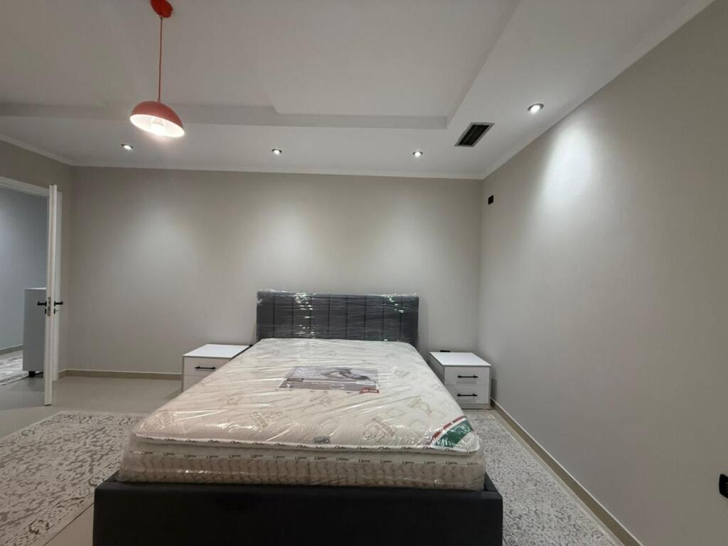 Jepet me qira Apartament Modern 2+1 prane rruges 5 Maji