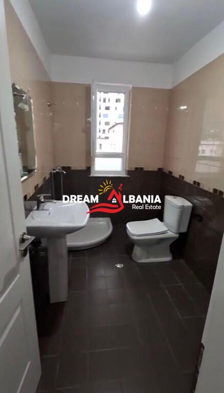 Appartamento 1+1 in vendita a 21 Dhjetori, vicino all'Hotel Mondial a Tirana (ID 4119458)