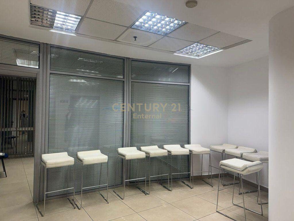 Qender - Jepet zyre me qera 202m2 tek Observator
