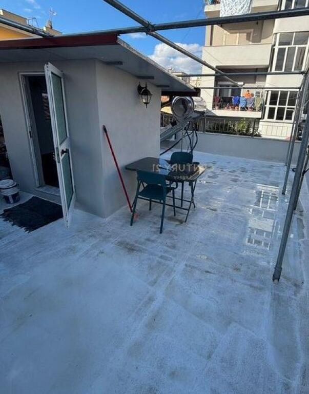 Jepet me qira shtëpi private 1+1 pran rruges Bardhyl