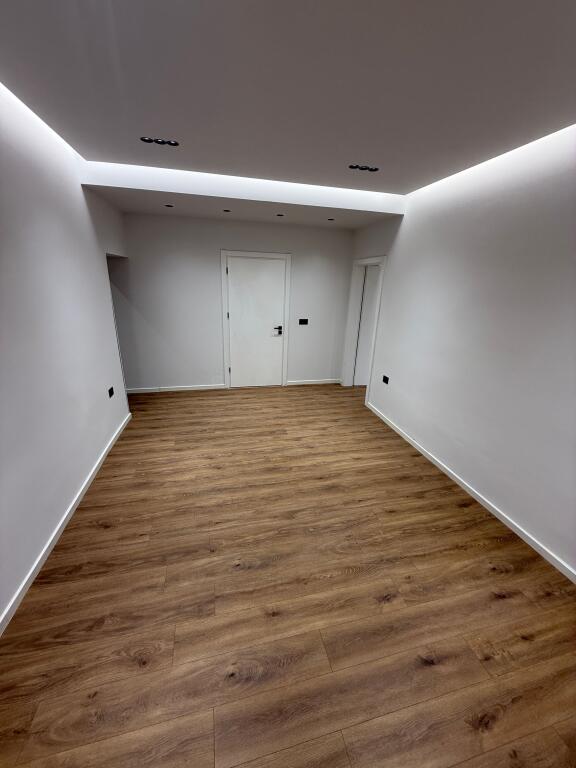 Jepet Ambejt Për Zyrë Me Qira. 📍 Vasil Shanto