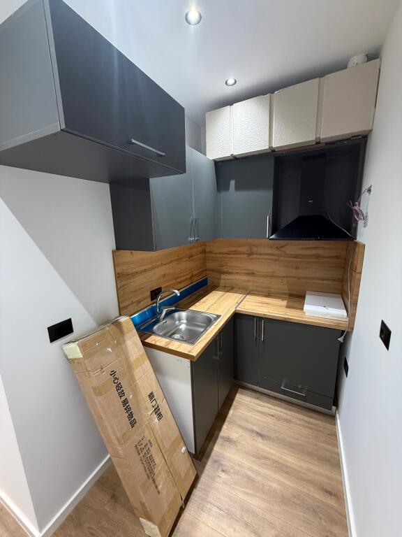 Jepet Ambejt Për Zyrë Me Qira. 📍 Vasil Shanto