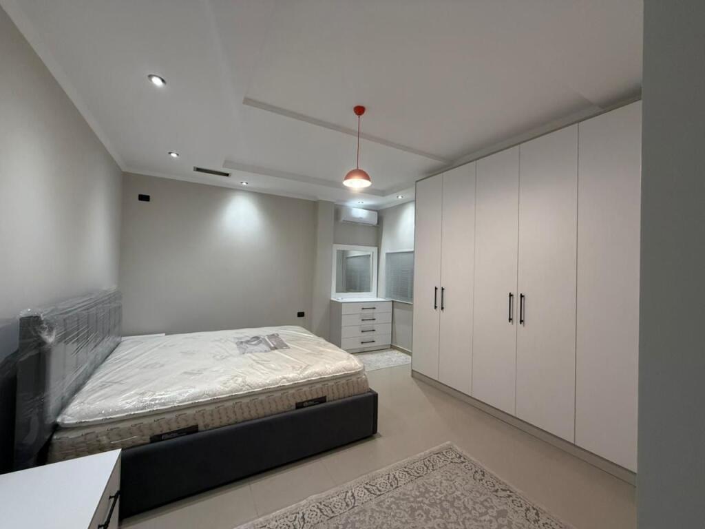 Jepet me qira Apartament Modern 2+1 prane rruges 5 Maji
