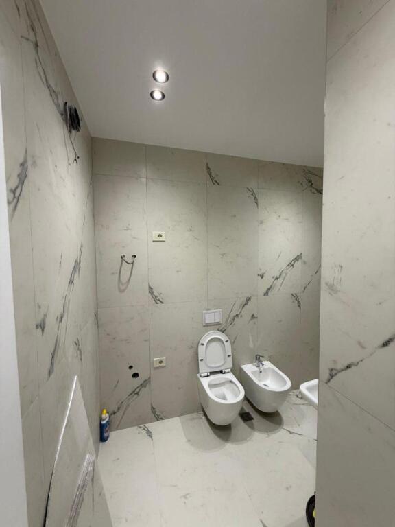 Zyre me qera:📍Qender - Mine Peza (Golden Tower Residence) - 700€ - S.70m² - 100% e Re - Pallat i Ri✨ || Lokacion shume i favorshem Buze Rruge💸🔥