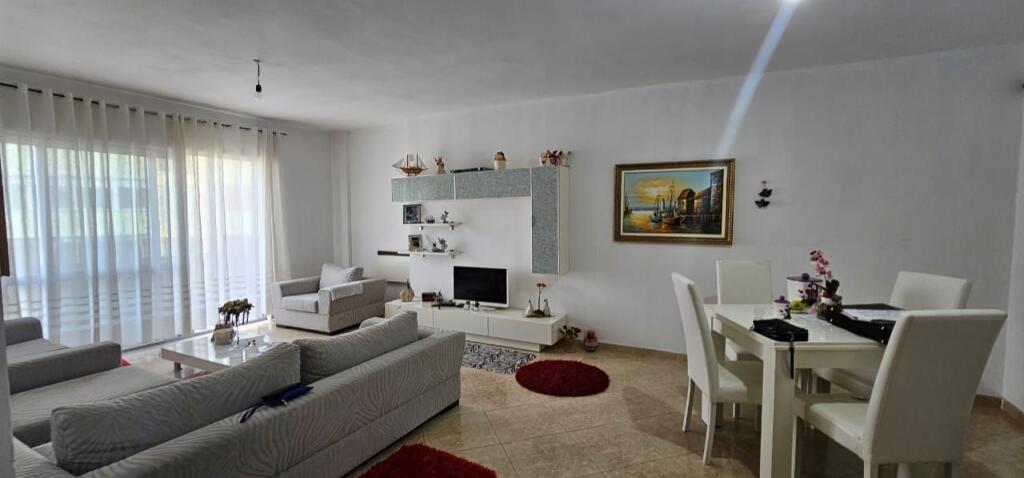 Shitet Apartament 2+1+2