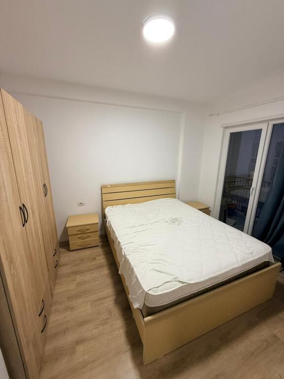 Jepet me qera apartament 1+1+post parkimi te Kompleksi "Univers City" prane Qtu