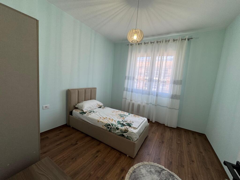 📢 Appartamento in affitto a Paskuqan  • 🏠 Tipo: 2+1  • 📍 Zona: Paskuqan  • 🏢 Piano: 5 (palazzo nuovo con ascensore)  • 💶 Prezzo: 550 € / mese  ✅ Appartamento nuovo, in palazzo moderno con ascensore, adatto a famiglie che cercano comfort e spazio.