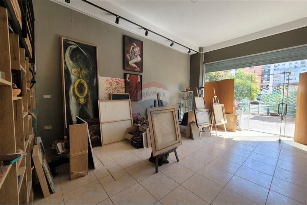 COMMERCIAL UNIT FOR SALE IN YZBERISH!