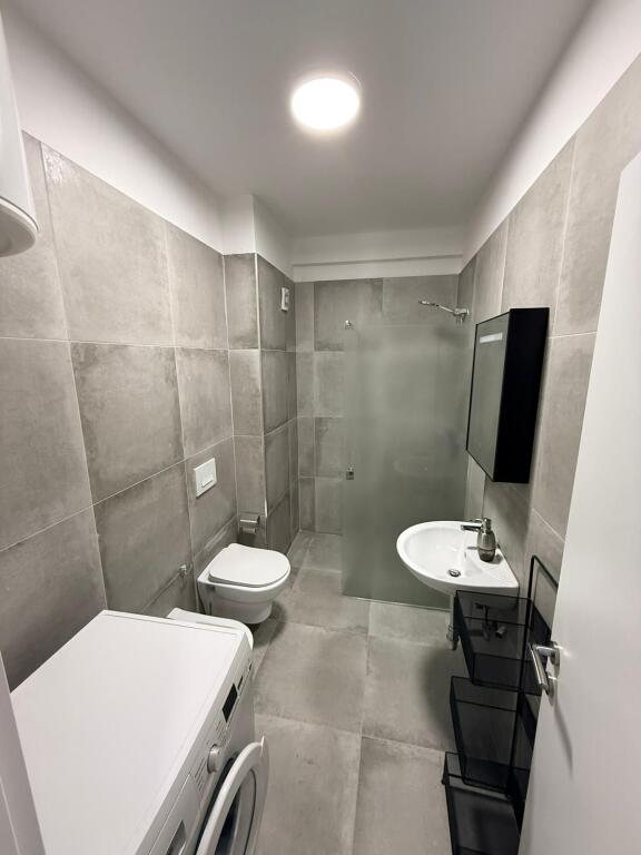 Jepet me qera apartament 1+1+post parkimi te Kompleksi "Univers City" prane Qtu