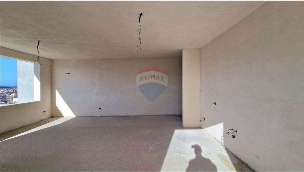 🏙️ Penthouse në Shitje – Vlorë 📍 Rruga Transballkanike, përballë ish-shkollës së Naftës