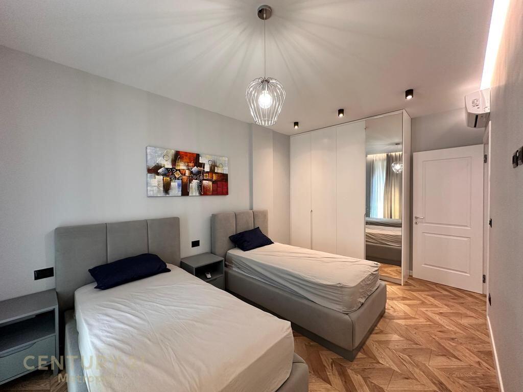 OFROJ PER QIRA APARTAMENT 2+1+2 ME POST PARKIMI PRANE TEGUT!