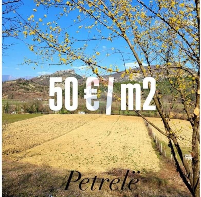 Tokë në Petrelë