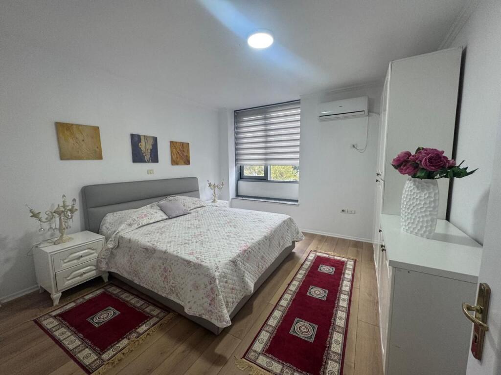 Jepet me qera apartament  2+1+2 perballe  parliament