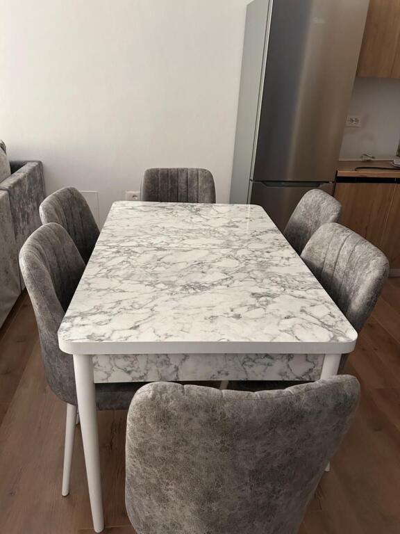 🏘️Appartamento in affitto 1+1 🪜6° piano residenza 🛗con ascensore 🛋arredato in modo lussuoso  Organizzato in: - 1Soggiorno - 1Camera da letto 🛏️ - 1Bagno 🚽  -1balcone 🎑   📍Posizione:Paskuqan Prezzo: 350€