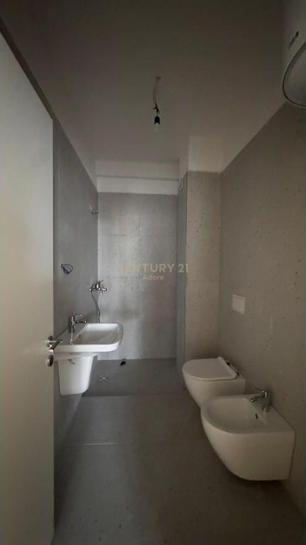 Shitet apartament 3+1+2 + post parkimi te perfshire ne cmim tek Mine Peza!