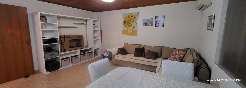 Tirane, appartamento in affitto, 3° piano, 40.000 lek completamente arredato trattabile (Rr. Halit Bega) vicino a QSUT o alla Scuola Unita o alla Scuola Bajram Curri.