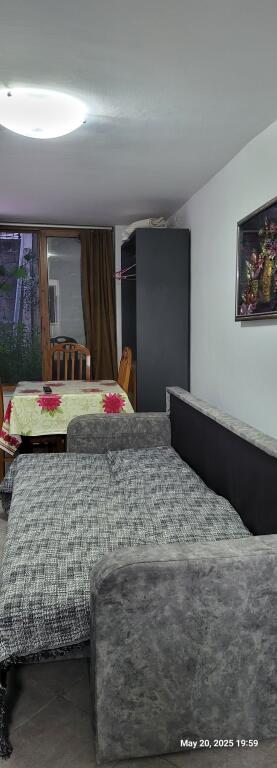 Tirane, appartamento in affitto, piano terra, 19.000 lek (Via Halit Bega) vicino a QSUT o alla Scuola Unita o alla Scuola Bajram Curri.