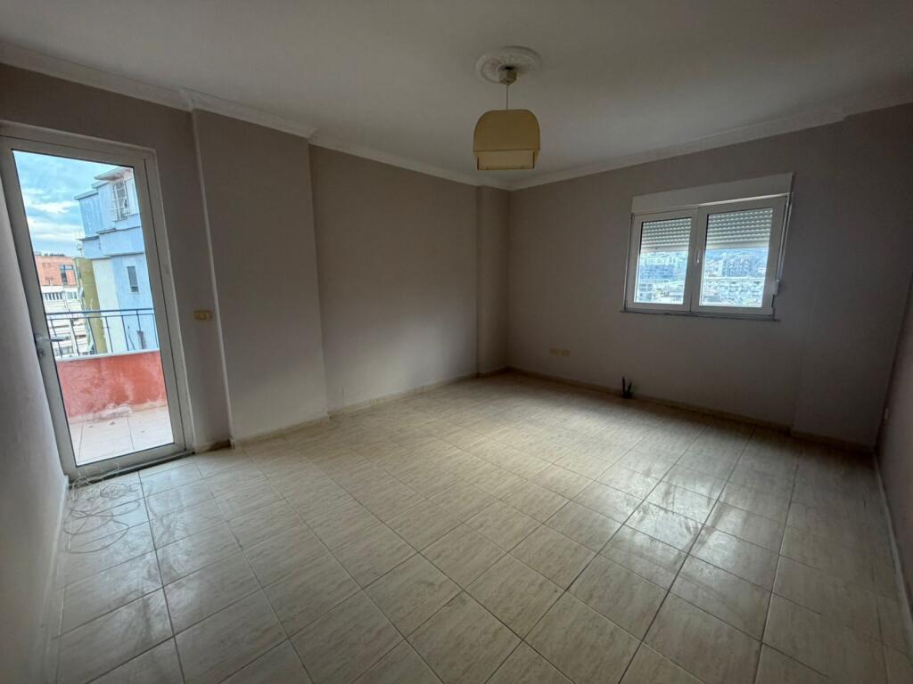 Apartament bosh ose zyre tek komuna e parisit