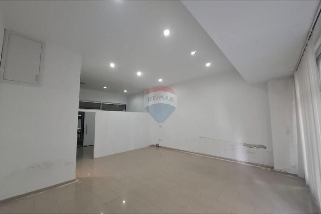 🏬 Shop / Business Premises for Rent –📍 Ismail Qemali Blvd (above Conad)