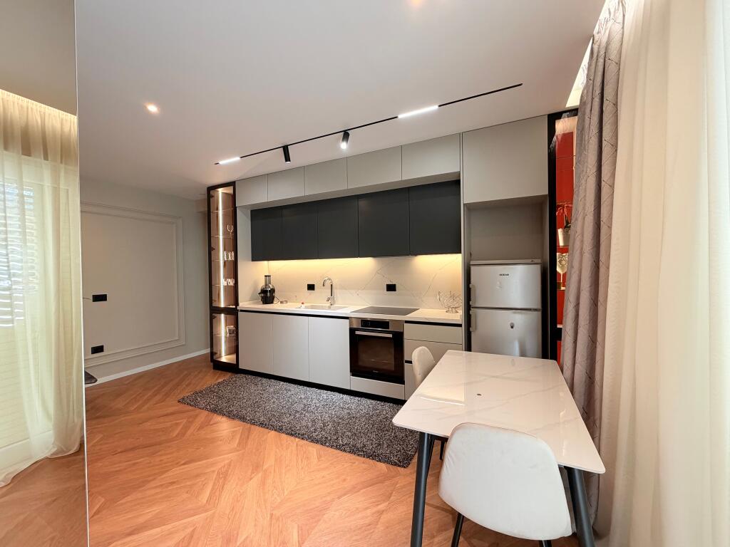 Shitet SUPER APARTAMENT 1+1 tek Rezidenca "Kodra e Diellit"