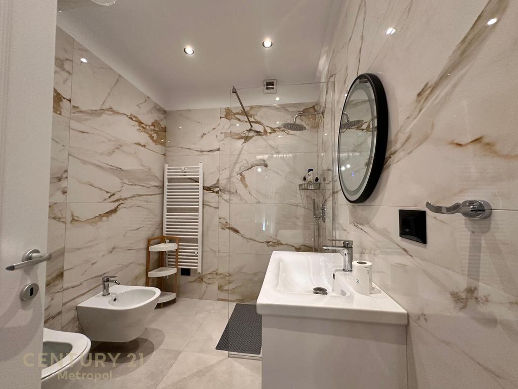 OFROJ PER QIRA APARTAMENT 2+1+2 ME POST PARKIMI PRANE TEGUT!