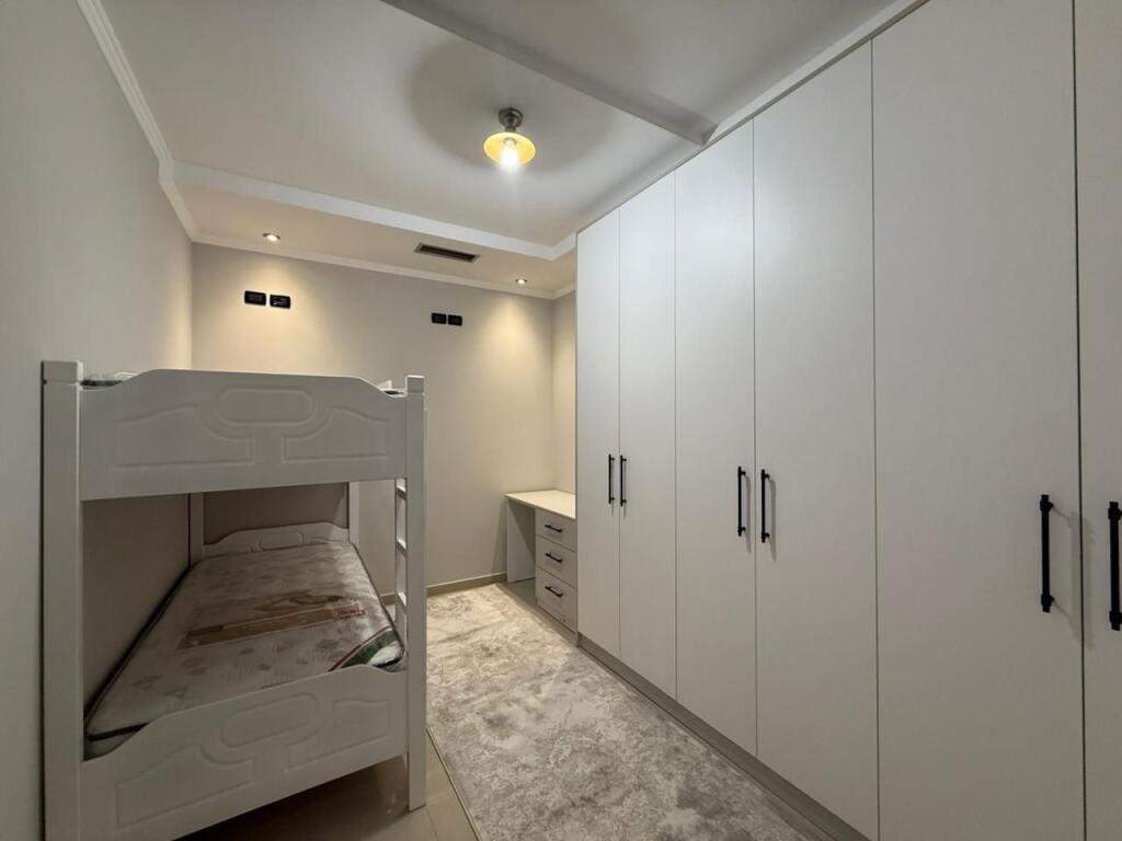 Jepet me qira Apartament Modern 2+1 prane rruges 5 Maji