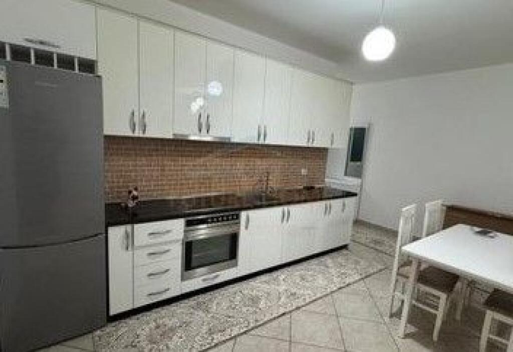 Qera, Apartament 2+1+2 Rruga 5 Maji, Tiranë