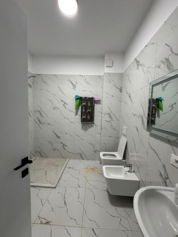 📢 Appartamento in affitto a Paskuqan  • 🏠 Tipo: 2+1  • 📍 Zona: Paskuqan  • 🏢 Piano: 5 (palazzo nuovo con ascensore)  • 💶 Prezzo: 550 € / mese  ✅ Appartamento nuovo, in palazzo moderno con ascensore, adatto a famiglie che cercano comfort e spazio.