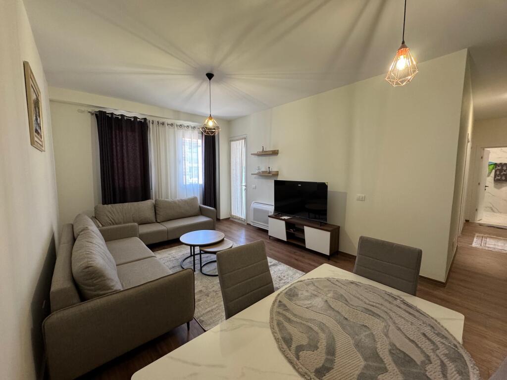 📢 Appartamento in affitto a Paskuqan  • 🏠 Tipo: 2+1  • 📍 Zona: Paskuqan  • 🏢 Piano: 5 (palazzo nuovo con ascensore)  • 💶 Prezzo: 550 € / mese  ✅ Appartamento nuovo, in palazzo moderno con ascensore, adatto a famiglie che cercano comfort e spazio.
