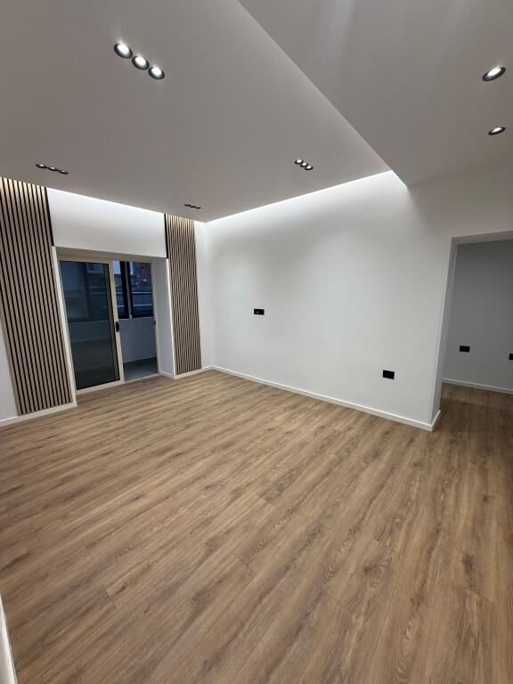 Jepet Ambejt Për Zyrë Me Qira. 📍 Vasil Shanto