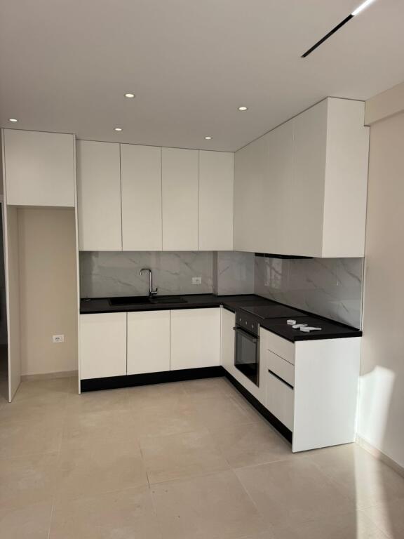 🏢Nella zona del 5 Maggio, dopo Concord Center, si affitta appartamento, 1+1+posto auto, parzialmente arredato 50.000 Lek