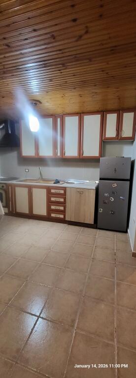 Tirane, appartamento in affitto, 3° piano, 40.000 lek completamente arredato trattabile (Rr. Halit Bega) vicino a QSUT o alla Scuola Unita o alla Scuola Bajram Curri.