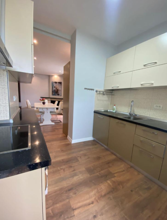 🏢 Apartament 2+1 – Ekspozita “Shqipëria Sot”, pranë Bllokut