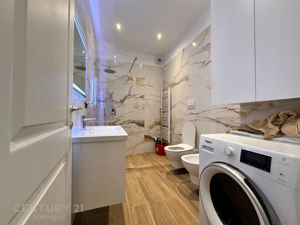 OFROJ PER QIRA APARTAMENT 2+1+2 ME POST PARKIMI PRANE TEGUT!