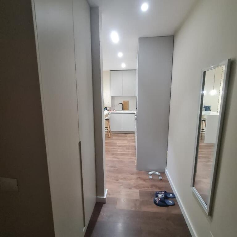 🏡 Jepet me Qira Apartament 1+1 – Pallatet Çabej, Yzberisht