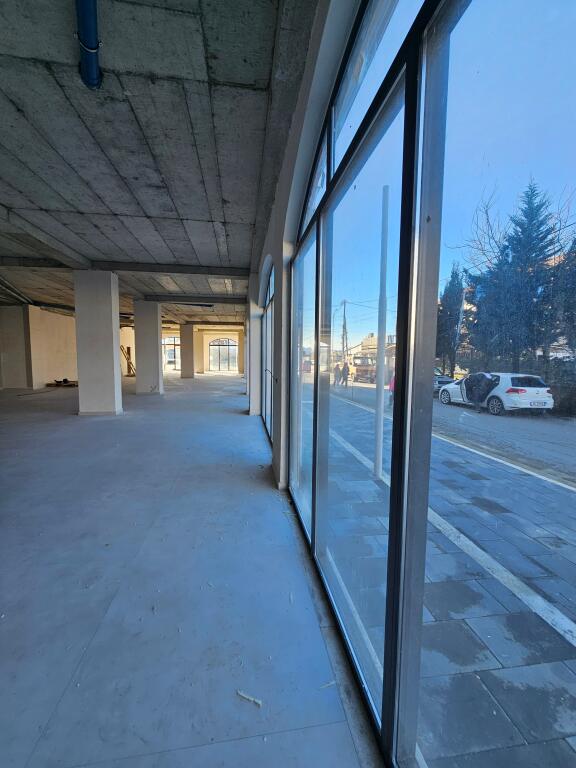 Hapësirë Komerciale me Qira – Bathore , Kamëz