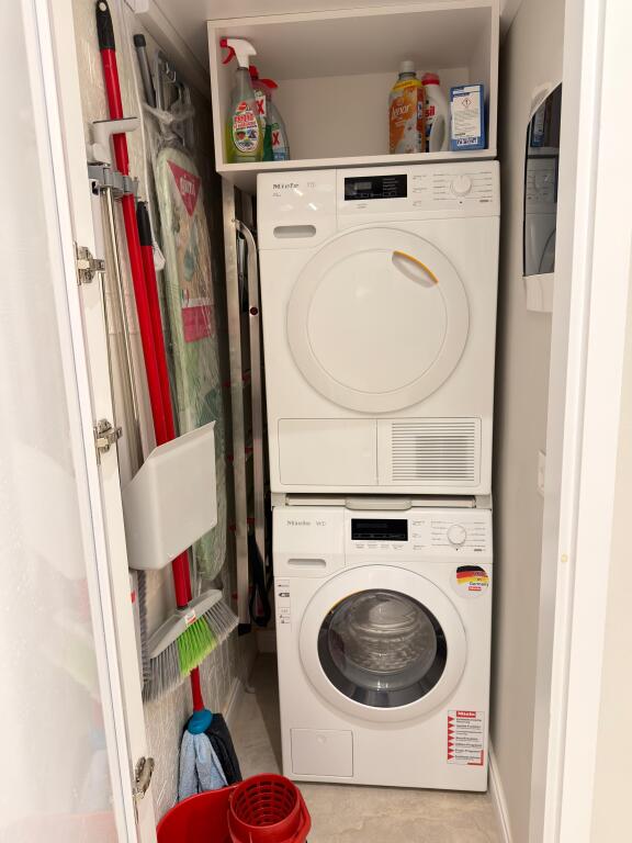 🏡 Jepet me qira super apartament 1+1  📍 Rruga e Barrikadave, Tiranë – përballë shkollës Lidhja e Prizrenit 🏢 Kati 4, pallat ekzistues pa eshensor 🛋️ Super mobilim, modern dhe shumë komod ✨ Ambient i kuruar, gati për banim  💶 Çmimi: 700 € / muaj  