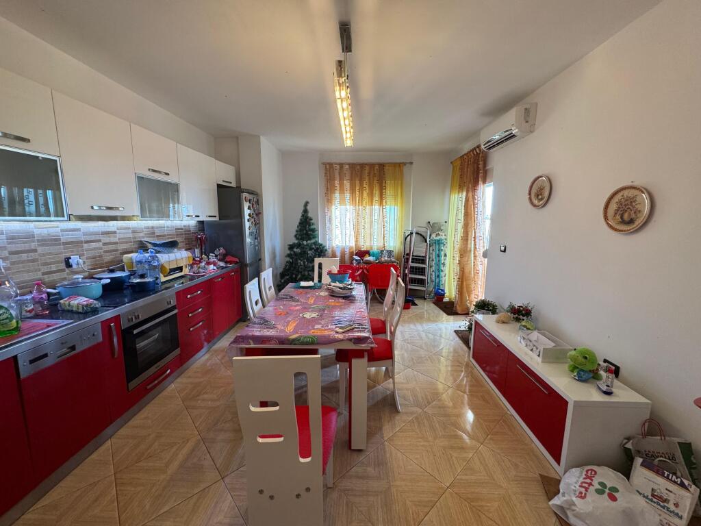 Shitet Apartament 2+1 me pamje deti shkemb kavaje