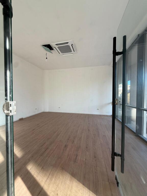 IN AFFITTO Locale Commerciale 📍Mine Peza, Golden Tower Residence 🏢2° Piano 📐Superficie: 44m² 💶Prezzo: 70.000 Leke