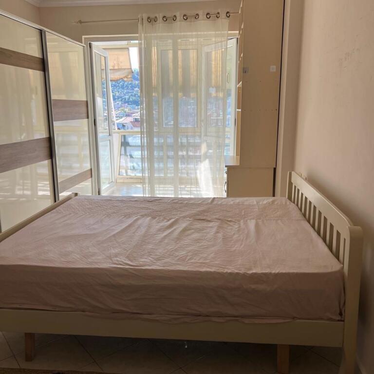 Jepet me qera Apartamenti 2+1 , Yzberisht Pallati Dilo 450 Mije leke