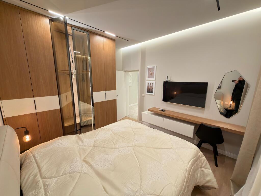 🏡 Jepet me qira super apartament 1+1  📍 Rruga e Barrikadave, Tiranë – përballë shkollës Lidhja e Prizrenit 🏢 Kati 4, pallat ekzistues pa eshensor 🛋️ Super mobilim, modern dhe shumë komod ✨ Ambient i kuruar, gati për banim  💶 Çmimi: 700 € / muaj  